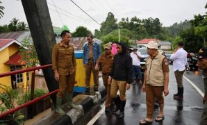 Tampak Bupati Boltim Sachrul Mamonto Saat Meninjau Lokasi luapan Air Sungai Di Desa Motongkad Utara. (Foto / Istimewa/Noval Mamonto)