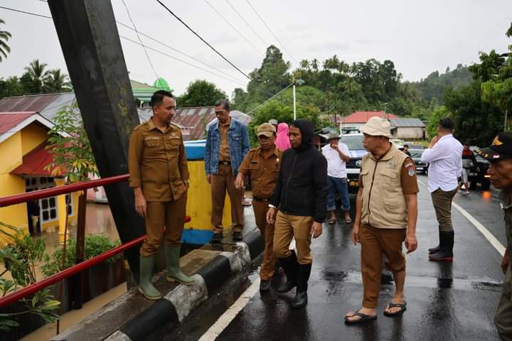 Tampak Bupati Boltim Sachrul Mamonto Saat Meninjau Lokasi luapan Air Sungai Di Desa Motongkad Utara. (Foto / Istimewa/Noval Mamonto)